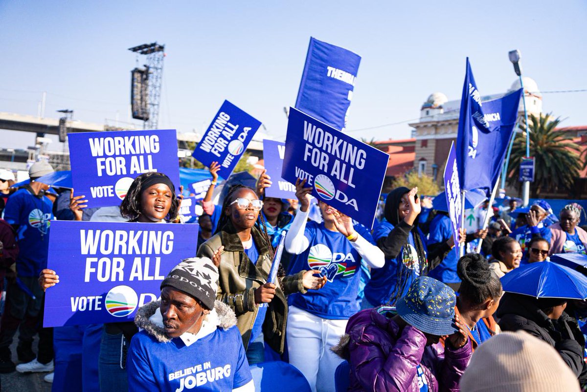 Our_DA's tweet photo. 💙The Blue Wave is washing over Joburg, ready to clean up the mess created by coalition chaos.  

The crowd is ready for a change! Are YOU🫵?  

Join us NOW!  🎥 Watch live on YouTube &amp; Facebook: https://t.co/BGilXgjuCY https://t.co/W3cj5ZkfIb