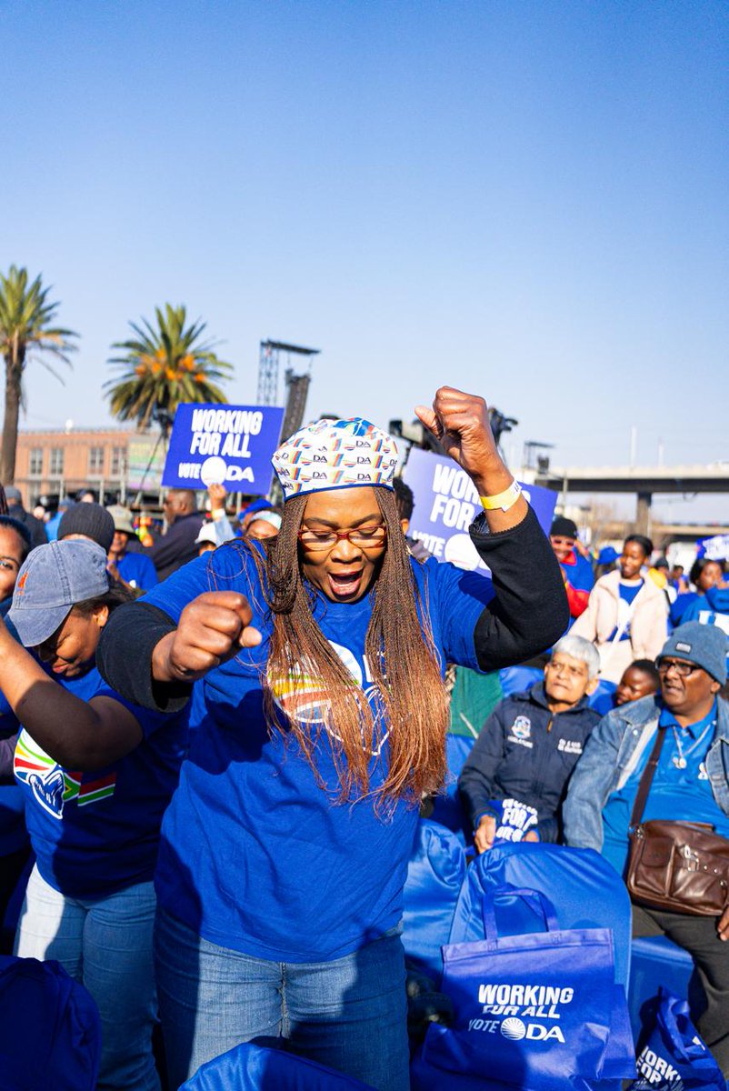 Our_DA's tweet photo. 💙The Blue Wave is washing over Joburg, ready to clean up the mess created by coalition chaos.  

The crowd is ready for a change! Are YOU🫵?  

Join us NOW!  🎥 Watch live on YouTube &amp; Facebook: https://t.co/BGilXgjuCY https://t.co/W3cj5ZkfIb