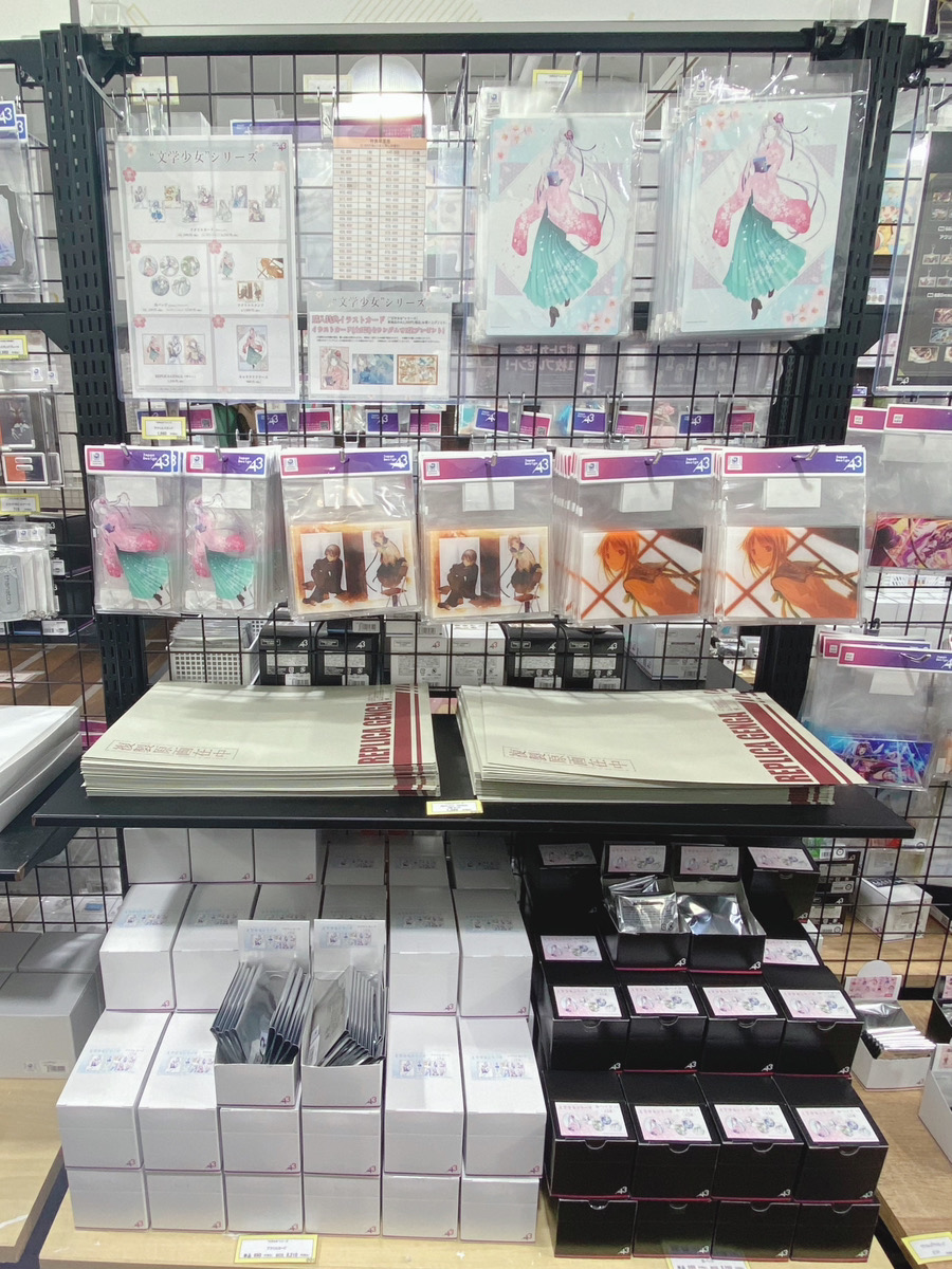 eeostore_honten's tweet photo. ✿『“文学少女”シリーズ』新商品本日より発売✿

#野村美月 先生(@Haruno_Soraha)/ #竹岡美穂 先生『#文学少女 シリーズ』新商品が発売中📖✨
竹岡美穂先生の新規描き下ろし＆公式イラストを使用した新商品が登場🎉

発売：8/8(土)～8/21(金)
店舗：eeo Store 池袋本店
通販：https://t.co/hbJlp1caqx https://t.co/5aZEb8s4Wz