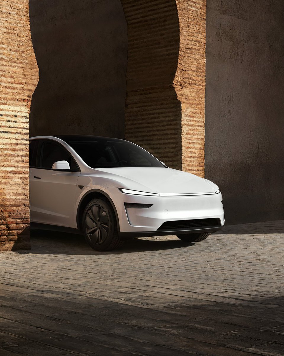 Tesla_India's tweet photo. Model Y &amp; Model Y L are now part of Refer &amp; Earn in India!

Earn ₹11,000 bonus to redeem awards by giving ₹22,000 bonus to your family &amp; friends when they buy a new Tesla https://t.co/Oei7xyBP9P