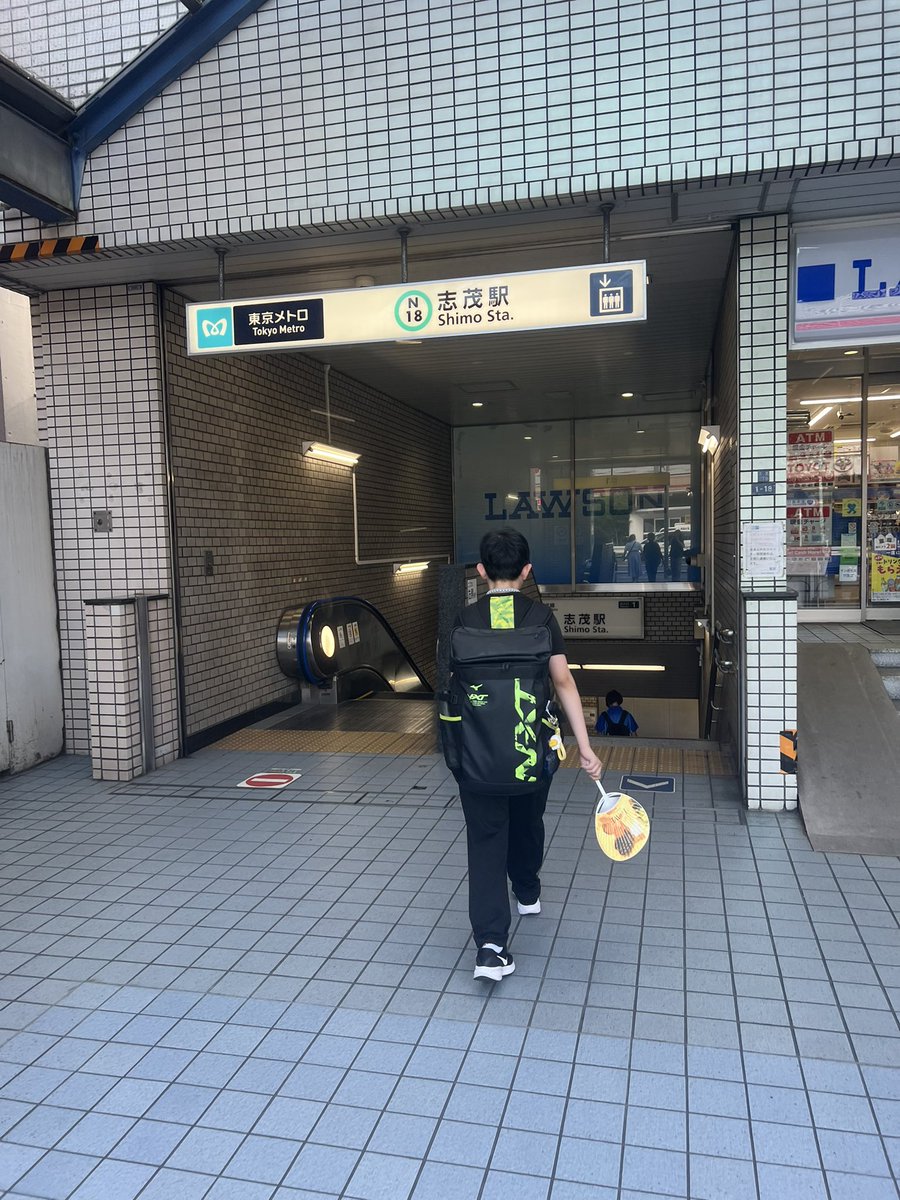 hamutarou0404's tweet photo. 本日は、第64回北区スポーツ祭典（ジュニア）の大会へ参加です🏓予選5人リーグ、全勝1位通過。準決勝、年上のお兄さんに負けてしまいました💦試合後のたゆboyさんにベンチコーチ入ってもらいました😆試合の運び方や、ゲーム間アドバイス息子も大変喜んでいました😆たゆboyさん、ありがとうございました https://t.co/UIubPx6qOm
