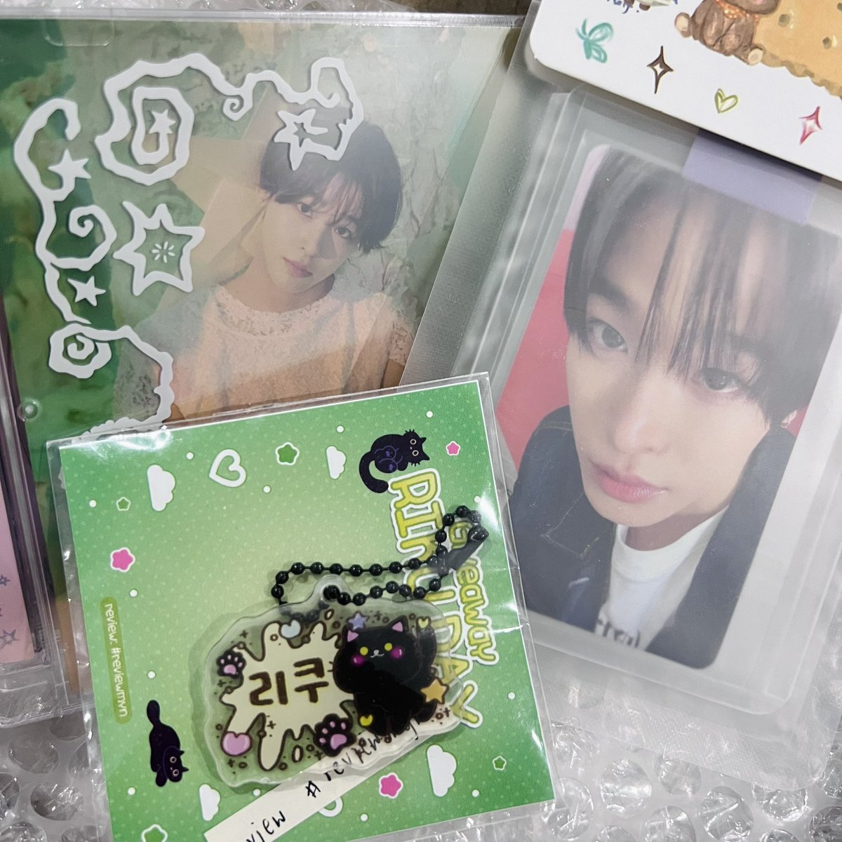 Whyy94's tweet photo. บั้มปกริคุกับการ์ดมาถึงแล้วค่ะ แถมคีย์ริงแงวดำให้ด้วย ขอบคุณที่มาแลกกันนะคะ🥺🫶🏻

#REVIEWFORMAYU https://t.co/2LzAR0CblT