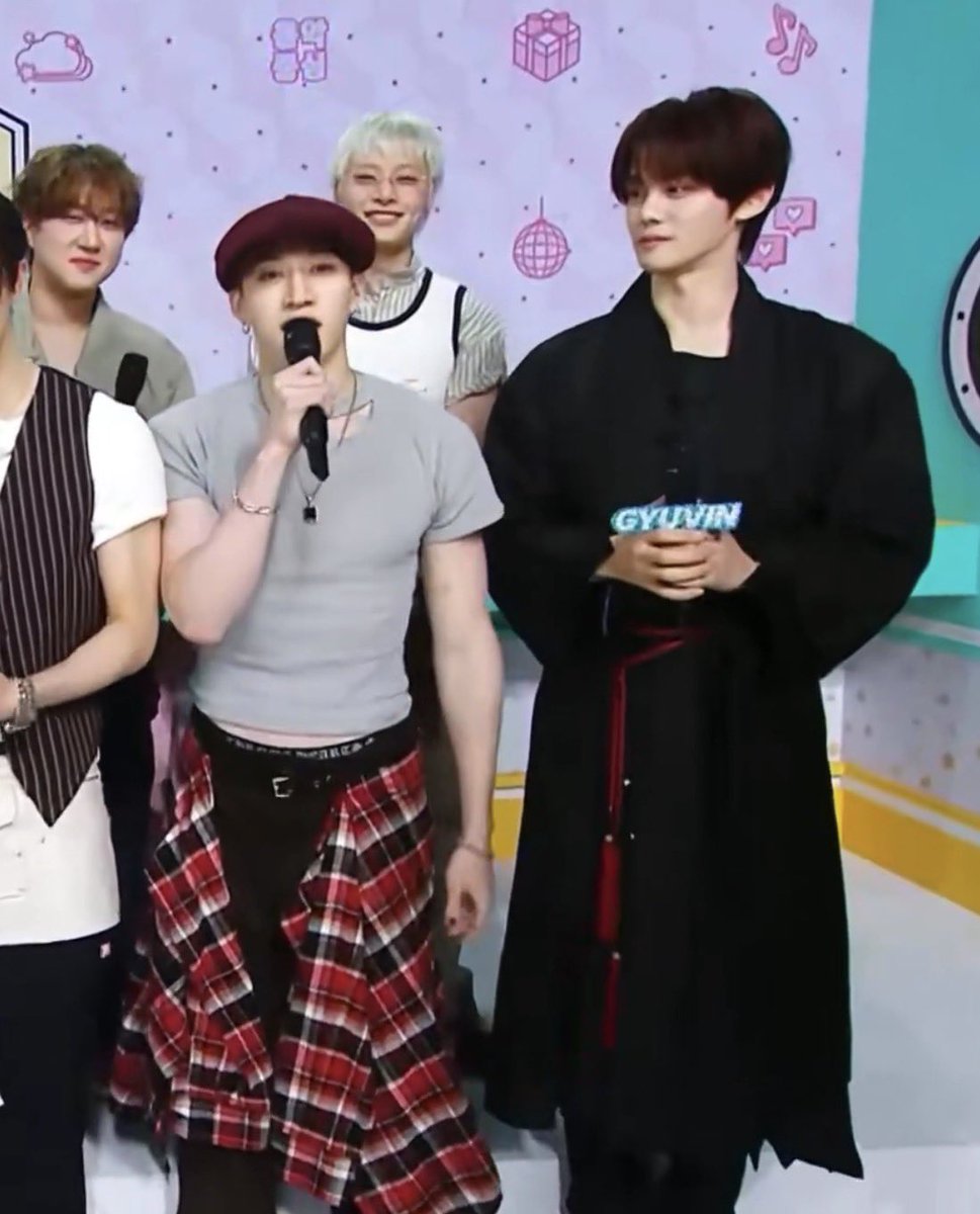 leeminoot's tweet photo. they always place chan next to the 188cm MC lmao https://t.co/CJxF1ZE2iB