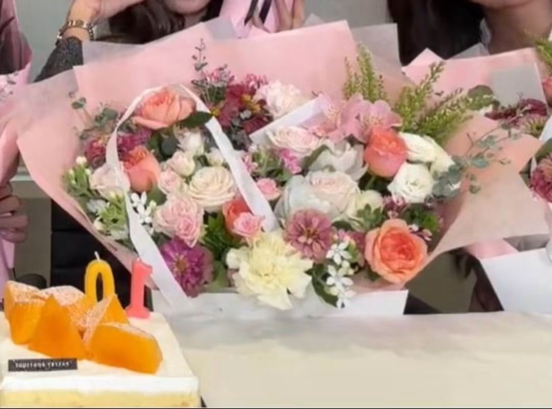 im_PatriciaXD's tweet photo. Que asco con YG de verdad, las chicas son las que más aportan a esa empresa y son las que menos reciben, ni para tener un buen gesto sirven. 

YG.                                                      Rosé https://t.co/tP2r1iRZ39