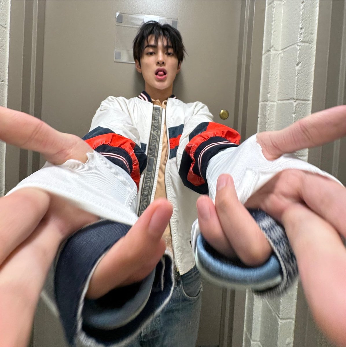keonhoparker's tweet photo. WASSUP KEONHO PARKER 🤟🏻 https://t.co/0TDpdoomPy
