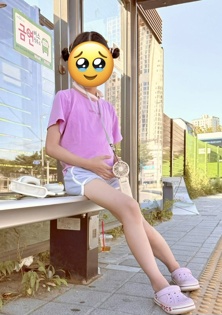 seolee266495's tweet photo. 보고 싶어서 아이데리고 큰 용기 냈다..안보고 싶었다더니 나오면서 나는 키가 작아서 못봤어 내려갈때 잠깐만 봤어라며 속상해함..미안 엄마 욕심에 더운데 끌려갔어 ㅜㅠ 선풍기 머리찝히신 분들 죄송해요🥲바깥쪽에 자리 양보해주신 천사쌤 감사해요😍
#SUPERSUN 
#SUPERSUNxBAZAARHOUSE https://t.co/2bMElpKTJJ