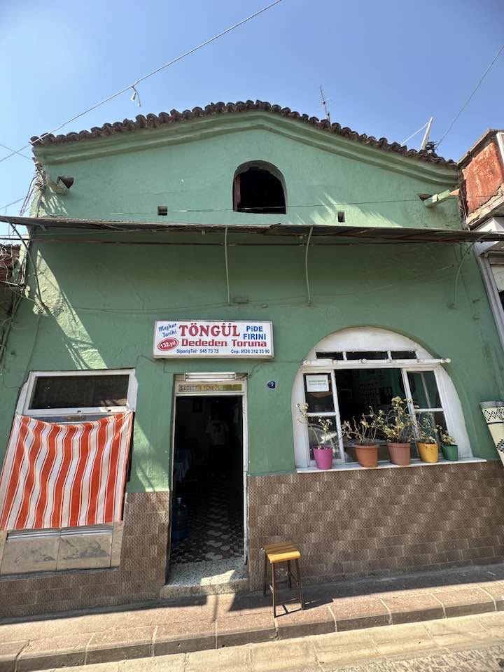 onderkayaistan1's tweet photo. Ödemiş'e yolunuz düşerse. Ödemiş Töngül pide. Muhteşem bir kahvaltılık. Az kıyma bol maydonız ve yumurta üzerine bolca tereyağı ve peynir https://t.co/ilOBEQlTYg