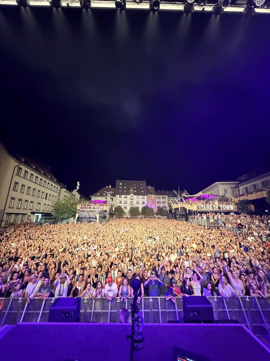 Amy__Macdonald's tweet photo. What a start to the tour. Love you 🇨🇭 https://t.co/ibUnDPuq6z