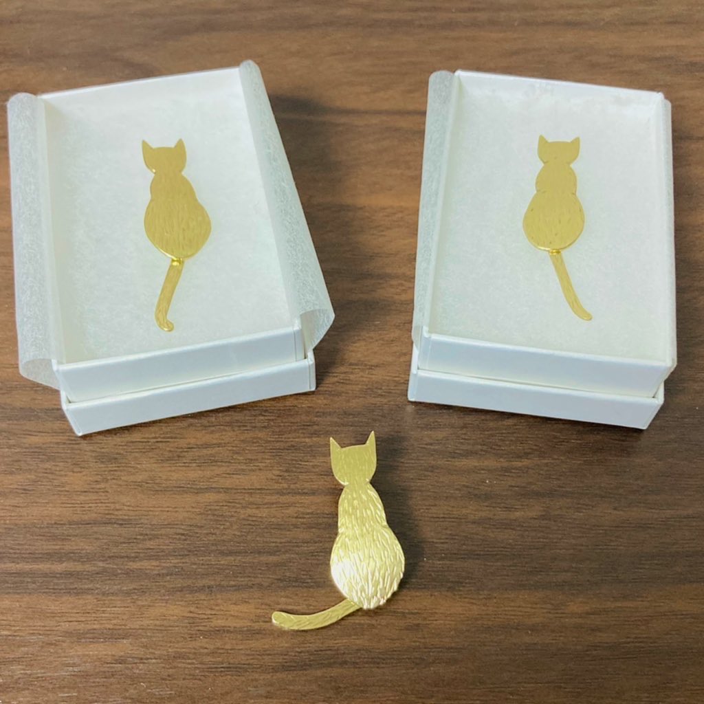 stellano2020's tweet photo. 8月8日は世界猫の日ということで、旧作ですがStellanoの猫アイテムをご紹介

後ろ姿が可愛い、真鍮製のしっぽゆらゆら猫ブローチ🐾
板金から切り出し＆タガネで毛並みを打ち込んでいるので、少し太っちょだったり、曲がり尻尾だったりと、絶妙に個性のある仕上がりになっています https://t.co/vjxuHC8vkn