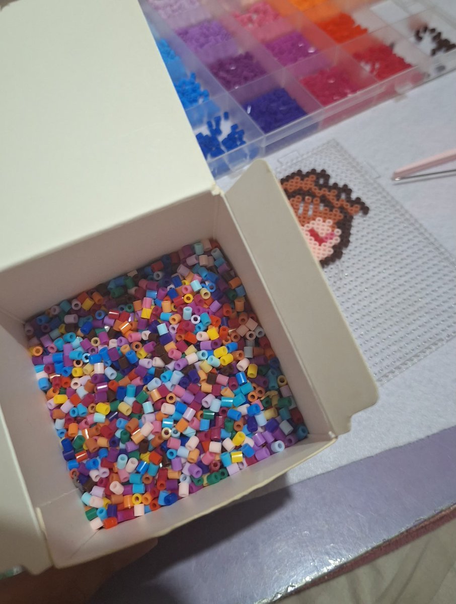 haffrain's tweet photo. had to stop bc i ran out of beads... gonna have to sort this mess out 💀 https://t.co/Ws7p1G57ow