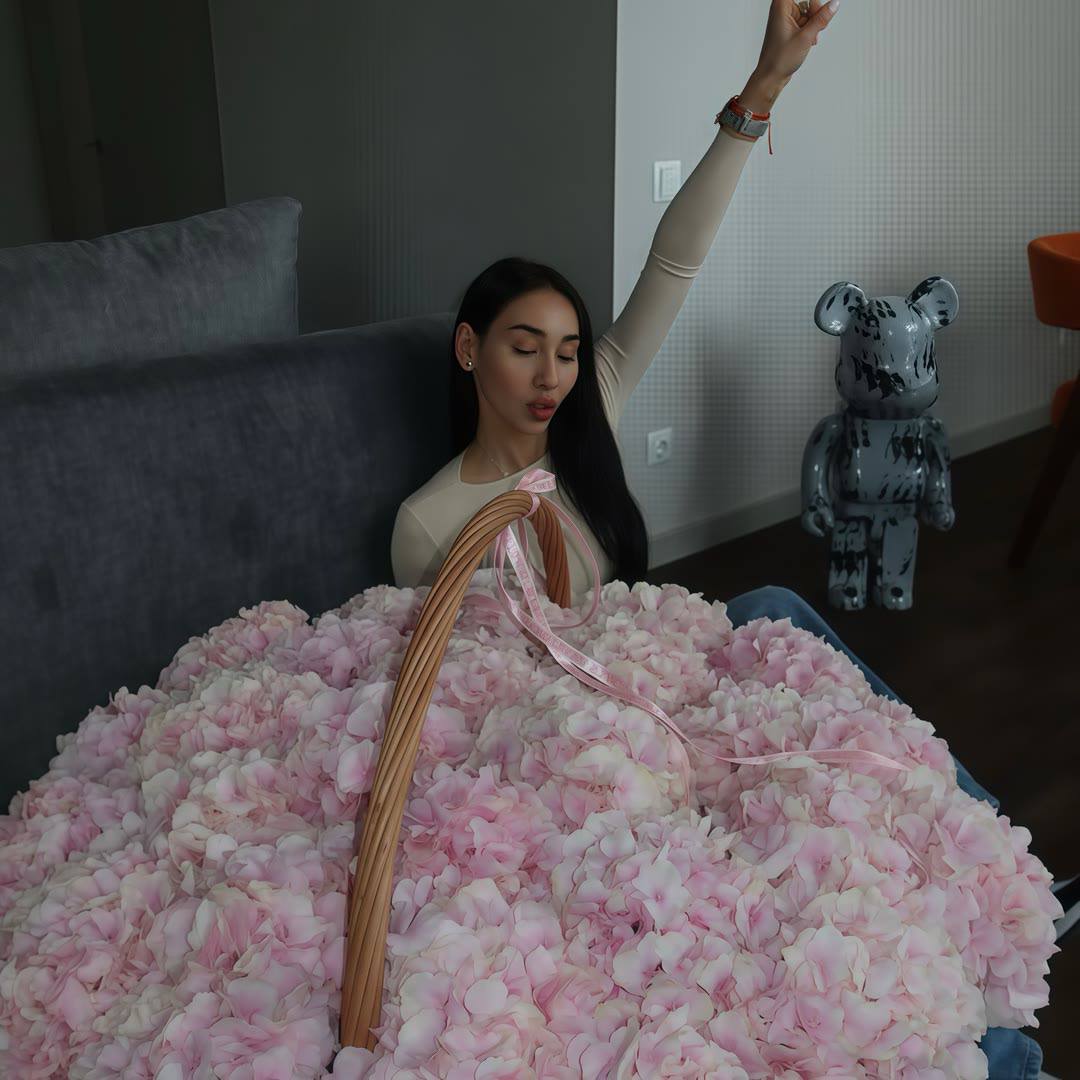 SulaBsilv's tweet photo. She trolls her classmates online, making jokes that seem harmless but actually hurt feelings and create awkward situations among peers. https://t.co/b4wYXeBGCi