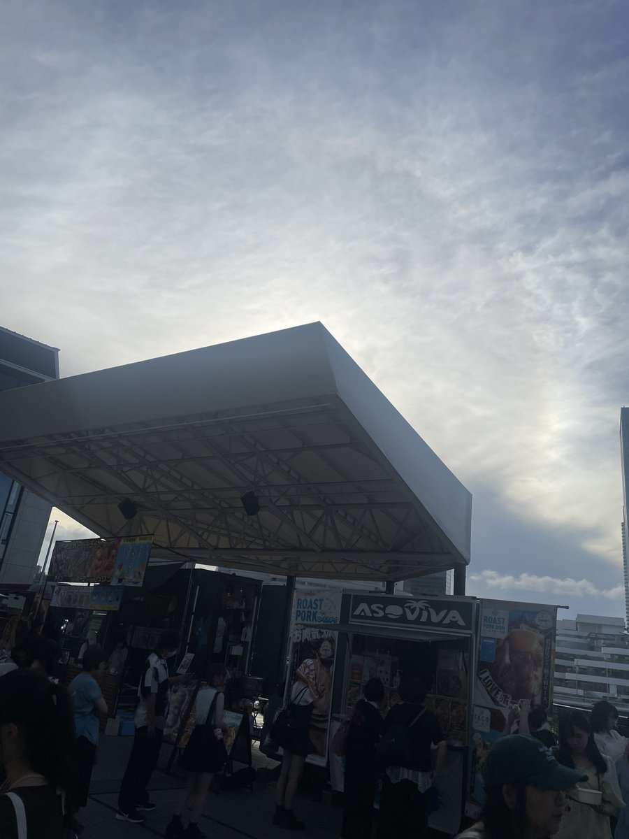 sourpaper13's tweet photo. @mr12g4 キッチンカーのそばです。 https://t.co/CTQeCgoDte