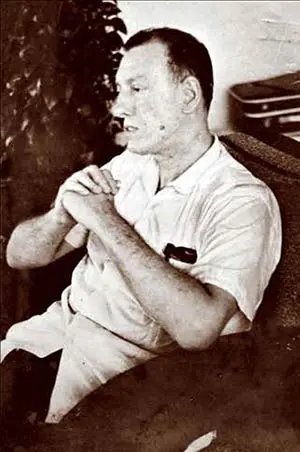 LFPadrnB's tweet photo. 107 Aniversario-Nacimiento del escritor cubano Oscar Hurtado (8-VIII-1919/23-I-1977):

Una octava más alta habla el cubano
del normal diapasón de su garganta.
Pero en el Malecón sólo el mar suena.
Esa mar de las olas transparentes
nos revela un jardín de piedras finas... https://t.co/1q9SwUOU56