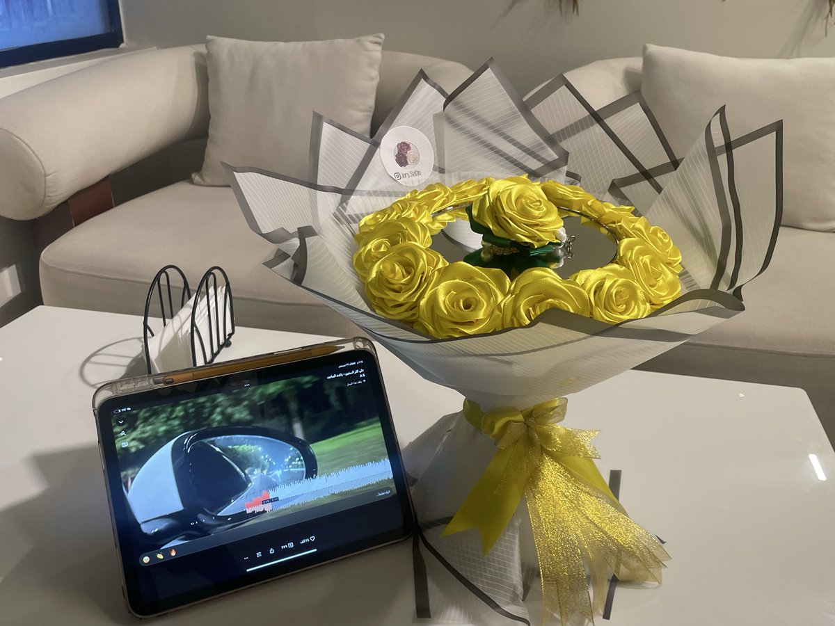 yellow_om's tweet photo. هل يعقل ان تنتهي قصتها هكذا ،،،هي لم تستطيع الاحتفاظ به وهو لم يستطيع البقاء لاجلها ..
كانت تعلم ان النهايات الحزينه تشبهها…وانها مهما اقتربت سيظلون غرباء ويكفي انها تعلمت كيف يحب القلب بصدق ثم ينكسر الى الابد .💛 https://t.co/qOMqiN18La