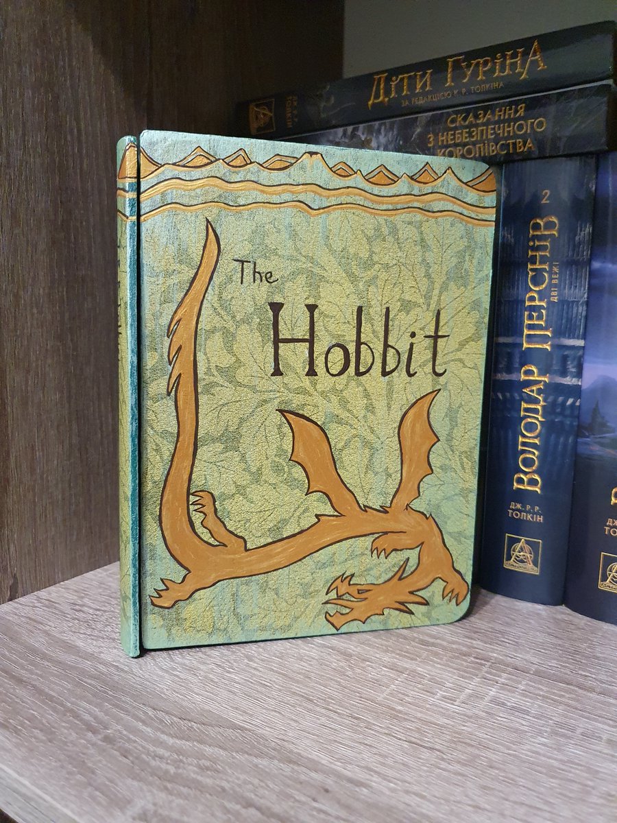 Mary_Mortem's tweet photo. Ця сринька може сховатися серед ваших книжкових поличок!)

Дерев'яна скринька, розмальована акрилом, полакована, всередині подушка з зеленого оксамиту)

Ідеально для закладинок та прикрас)

Розміри: 15х20х4,7 см. 
(Розмір шухляди всередині: 11,5х15,5х3 см)

700 грн
#укркрафт https://t.co/GVgOhiTj3i