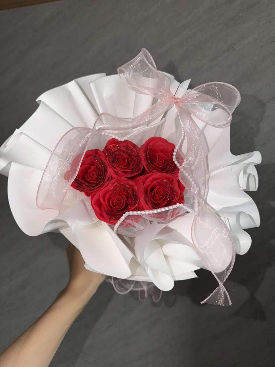 AlleyGift_shop's tweet photo. グリッターローズのオーダーメイドブーケ💐

お好みにカスタム可能💫 https://t.co/LpfyG7IHF3