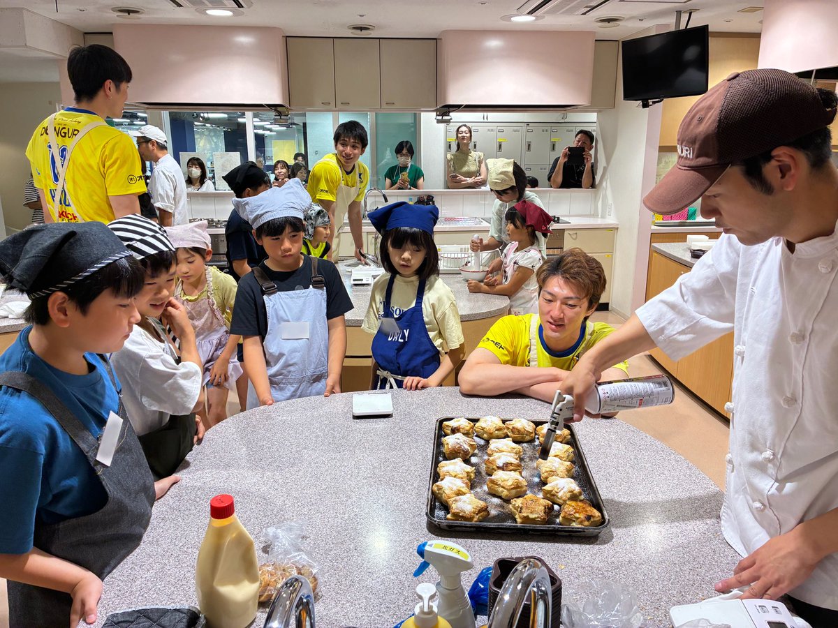 yellowstars_vb's tweet photo. ／
🍞夏休みパン教室 第2回を開催しました🌻
＼

#どんぐり × #北ガス × #イエスタ 連携企画✨

前回に引き続き、#山田滉太 選手、#重留日向 選手、#都築仁 選手が参加しました‼️

第1回で子どもたちと選手が考えたアイデアをもとに、いよいよパン作り🙌

みんなで作ったオリジナルパン、美味しく焼き上がりました🍞✨

オリジナルパンは開幕戦「どんぐりブース」で販売予定ですのでお楽しみに🌟

ご参加いただいた皆さんと試合会場でもお会いできたら嬉しいです🏐👋

子どもたちの夏休みの思い出になりますように😉

#北海道イエロースターズ #イエスタ