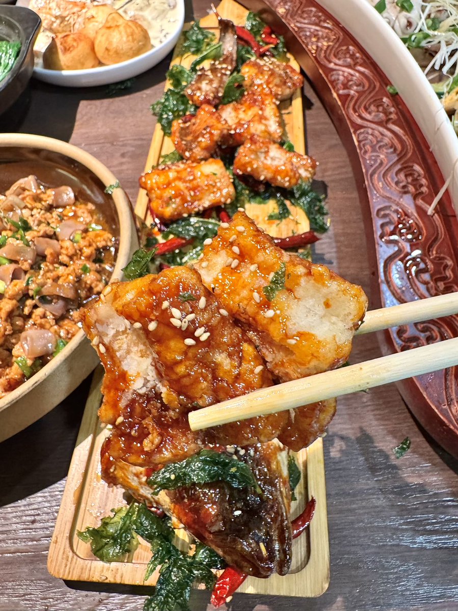 LeeSteelemzyv's tweet photo. Craving a warm crispy takoyaki with sauce and mayo from the street stall! Best late-night snack fix https://t.co/UFe7YYLHdG