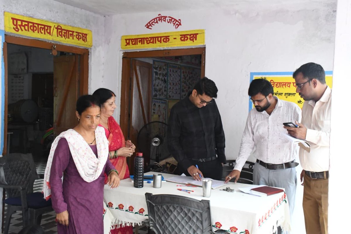 Newsupdateup's tweet photo. रिपोर्ट - अभिलाष मिश्रा सिद्धार्थनगर 
सिद्धार्थनगर जिले के जिलाधिकारी शिवशरणप्पा जीएन ने सूपा राजा स्थित पूर्व माध्यमिक विद्यालय का औचक निरीक्षण किया...
@dmsid1
@UPGovt
@CMOfficeUP
@InfoDeptUP
@UPGovtOfficial
@basicshikshaup https://t.co/sEnueOnWzj