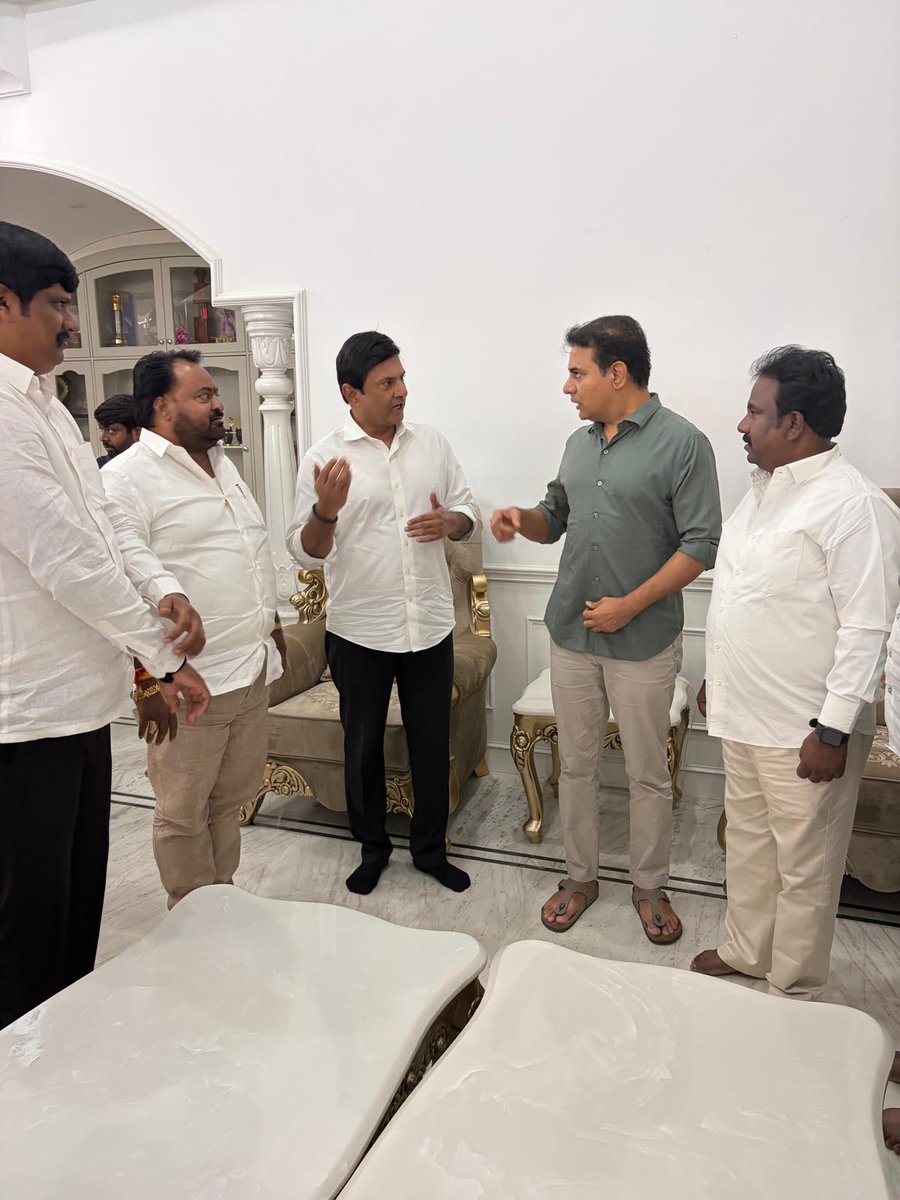 MarriRajasekar's tweet photo. Met @KTRBRS garu & invited him to grace the sacred #Bonalu festivities and #palaram Bandi procession in #malkajgiri Constituency - May the divine blessings of Goddess -#Mahankali bring peace, prosperity & well-being to all. https://t.co/OVhGmiABns