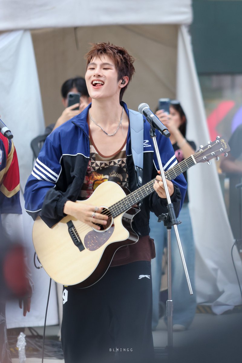 blmingg's tweet photo. 260808 หนุ่มตี๋ที่จริงใจ

#JEFFREY_FAVIQ #FAVIQ 

#FAVIQ_BeforeYouGoBusking
#FAVIQ_BeforeYouGo https://t.co/hYizWOO169
