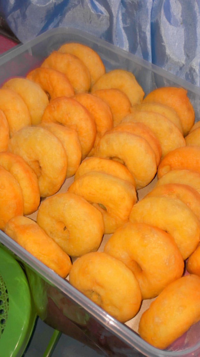 iamamatchaddict's tweet photo. bismillahirrahmanirrahim
aku mau bantu keluarga, paling ngga buat makan sehari-hari dulu. kami lagi ada masalah finansial. ibuku biasanya jualan / bikin-bikin donat labu, kue, roti kering, dll apa aja bisa insyaallah
buat temen-temen siapa tau ada yang mau nitip jumat berkah🙏 https://t.co/lG6DAE7Cr7