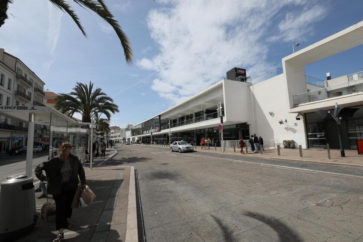 Nice_Matin's tweet photo. Deux policiers en civil interpellent un individu alcoolisé et menaçant dans le train Menton-Cannes
👉https://t.co/AgbRFS1M5f https://t.co/r44WkvtEjr