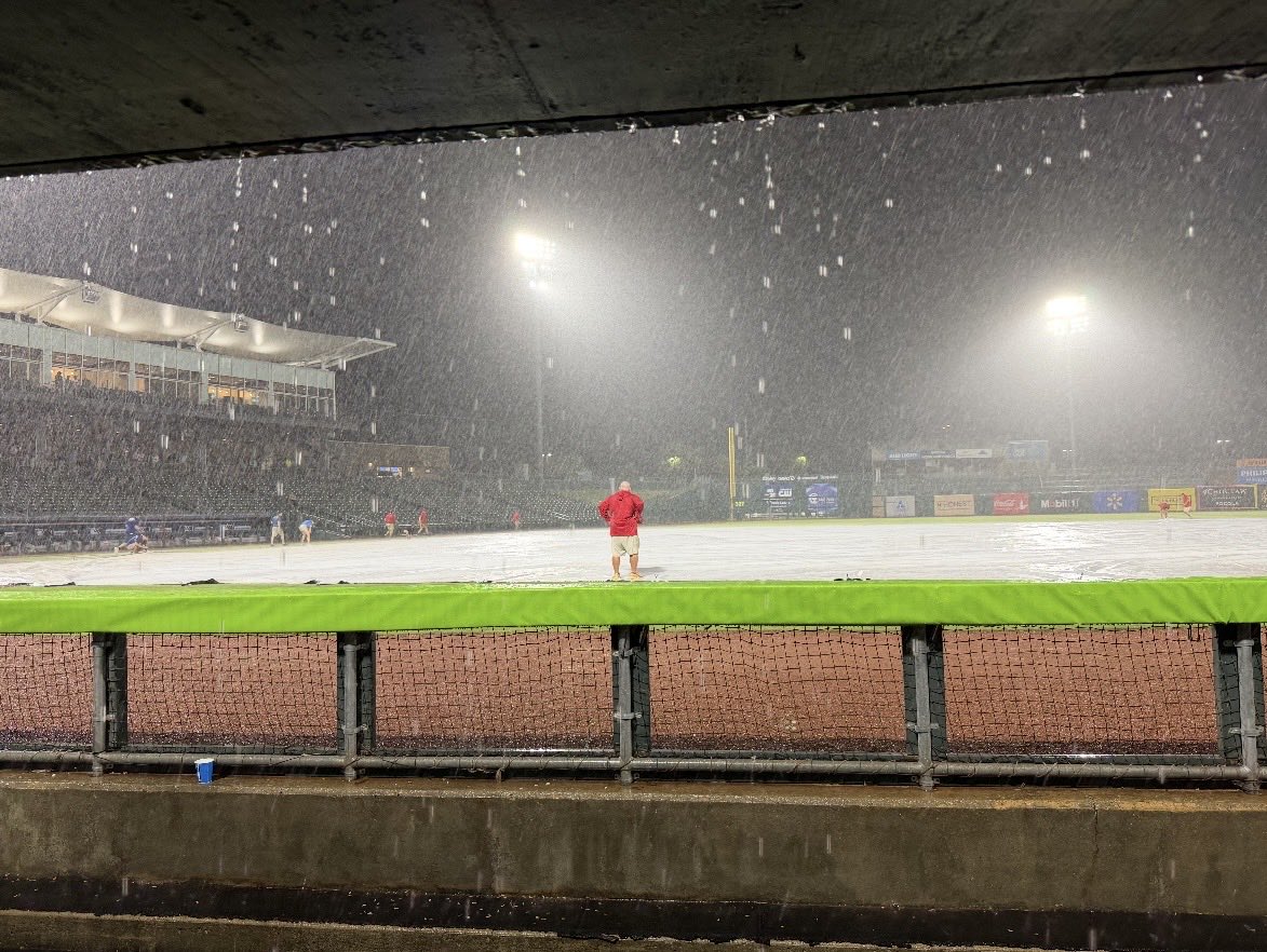 StephenCCrocket's tweet photo. Flawless execution: 1 minute 19 seconds; told crew chief, when you feel a rain drop, we got to go. Shout out to @nwanaturals Front Office Staff, Interns, Grounds Staff & the Umpiring crew for an elite level in-game pull #MiLB #PopUps #Downpour #StandingInTheRain https://t.co/05bDoLUNzC