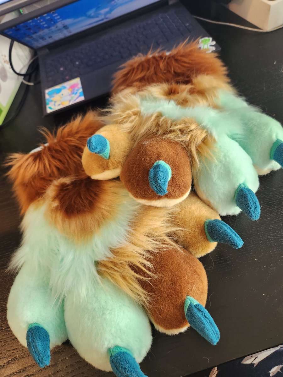 Fever_dreamless's tweet photo. Hopefully i can get some better pictures later today but the partial suits I'll be selling tomorrow at ToS look so gooood 🐶🐾
#Furry #fursuit #furryart #fursuitmaker https://t.co/ZsBnnISQHt
