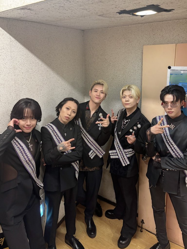 MADKID_official's tweet photo. #김치쿠라 #キムチクラ
예쁘게 봐 주셔서 감사합니다!
다시 한국에 돌아올 수 있게 열심히 노력 하겠습니다⚡️

また韓国で会いましょう❣️✨ https://t.co/pEwLv9bTLC