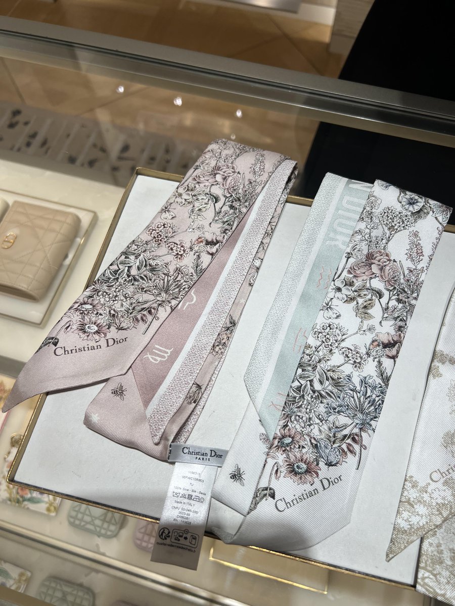 A_tt_ractive's tweet photo. Dior scarves are my favorite https://t.co/tSOpd3dPKN