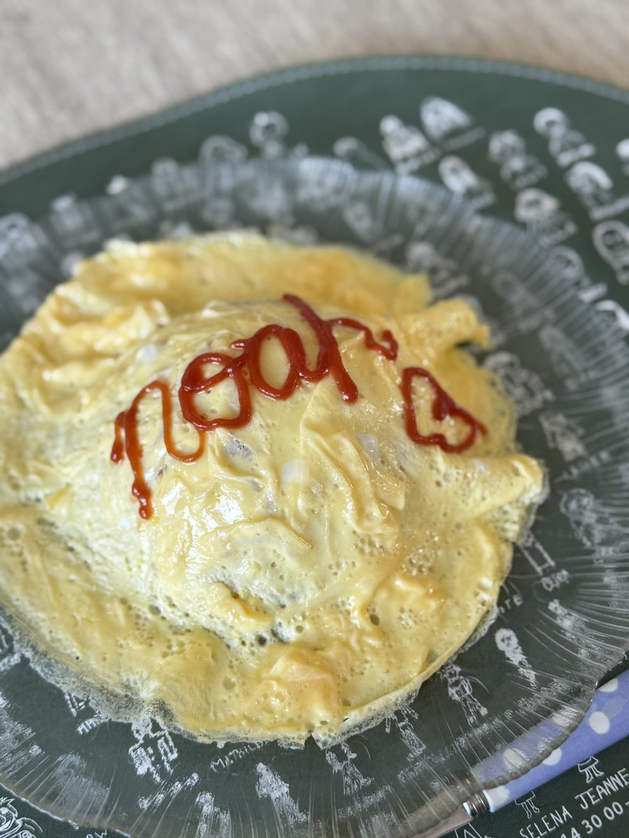 tonomariko's tweet photo. コーンフレークを食べた15分後に
やっぱりお腹が空いたと2回目の朝ごはんリクエスト
昼に出そうと思っていたオムライス
昼のネタがなくなり困ったでござる😅 https://t.co/wV05N35GD3