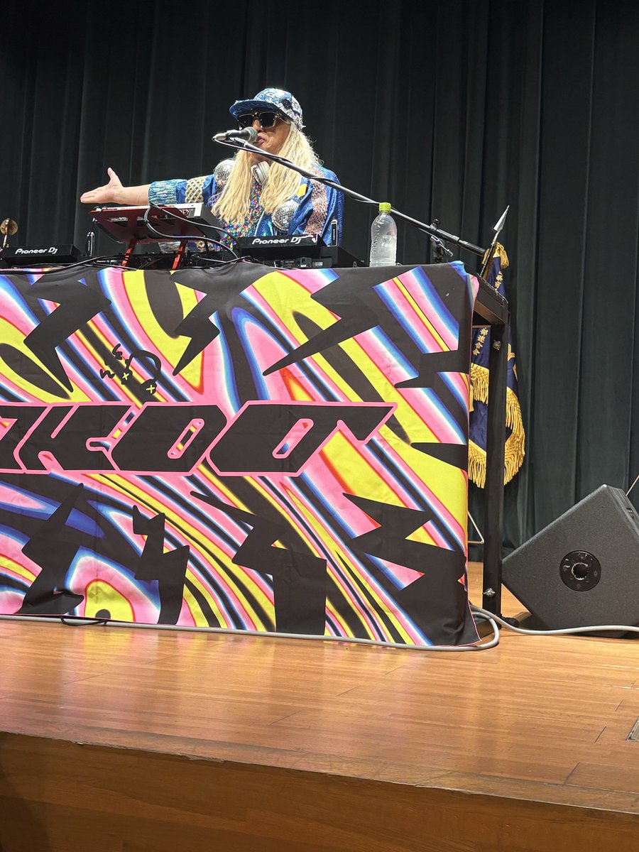 demachi1111's tweet photo. 高岡七夕まつり、最終日でした。
富山県商工会議所青年部連合会の
設立50周年記念式典に出席後、
￼浴衣に着替えました。
そしたら突然雨。
路上でのDJ盆踊りを中止になりましたが、ウイングウイングの中で実施。DJ KOOさん、最高に盛り上がりました。
最高のパフォーマンス、ありがとうございます。
多くの市民の皆様、ご参加ありがとうございます。