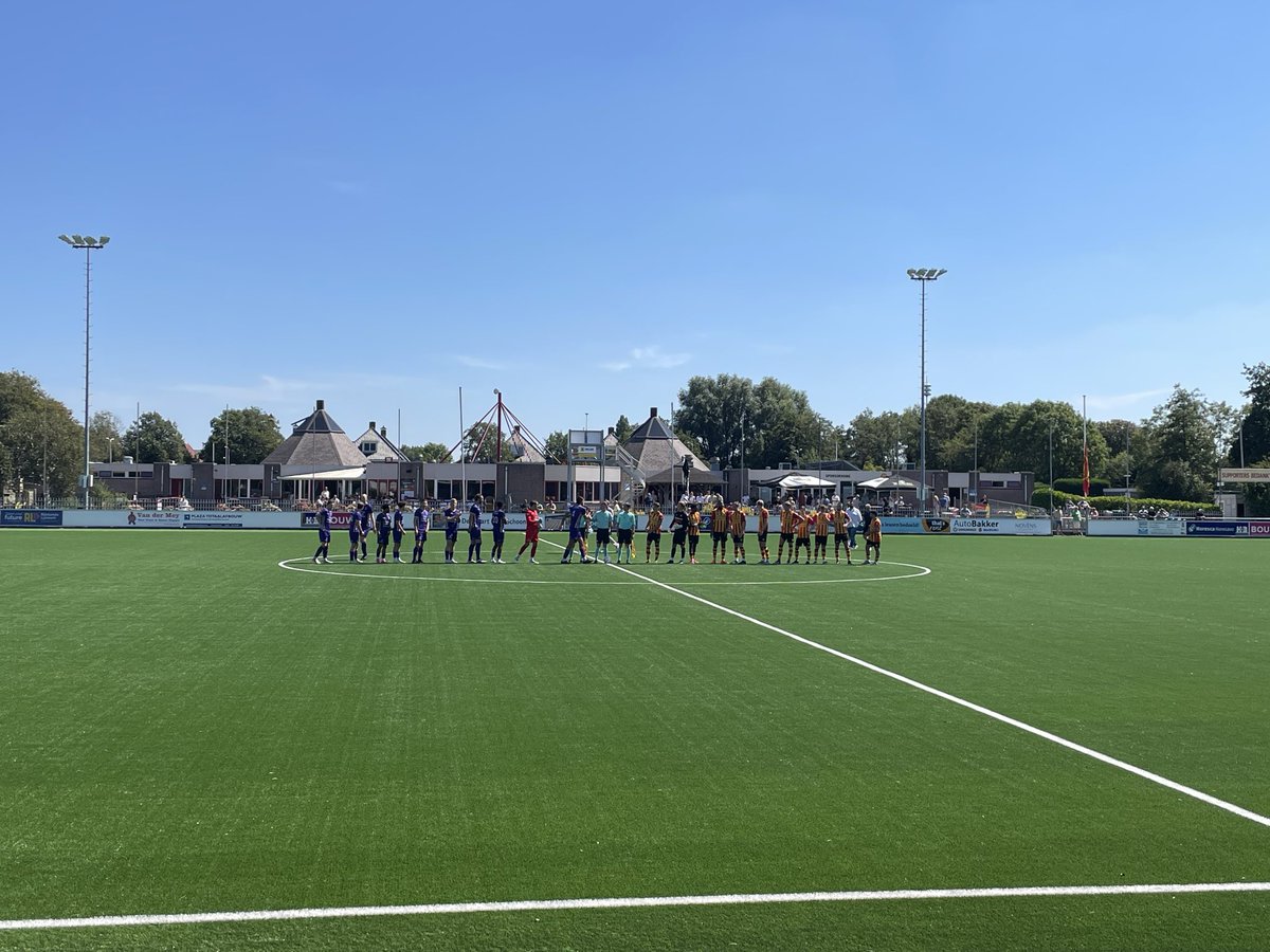 VVSBNWHout's tweet photo. De wedstrijd is begonnen. https://t.co/6qMyMBP7di