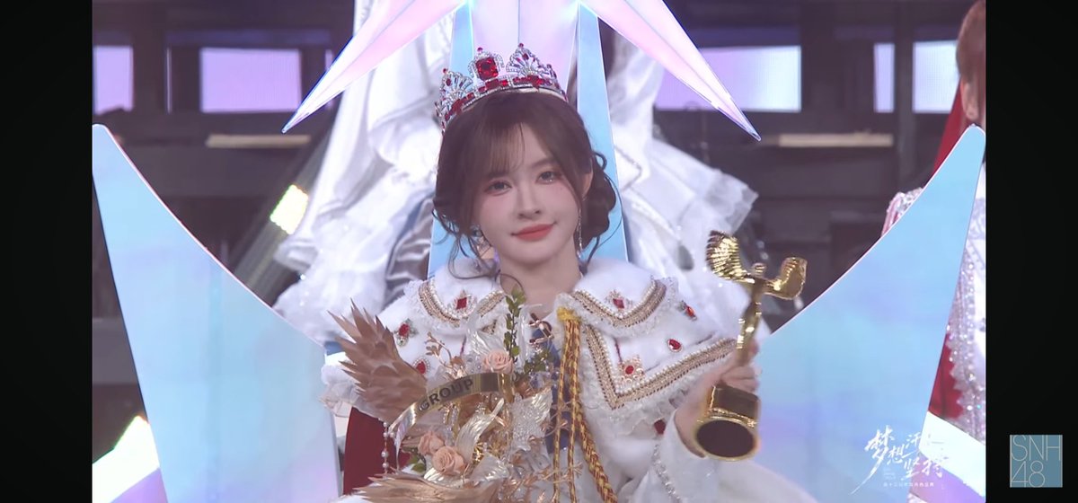 KidTheDino's tweet photo. 👑 Yang Bingyi 一姐

11 years of pouring her heart into every stage, growing alongside Team X, supporting the people around her, and continuing to give everything to being an idol. You did it again 💚 Congratulations! https://t.co/9DTP0UpMkR