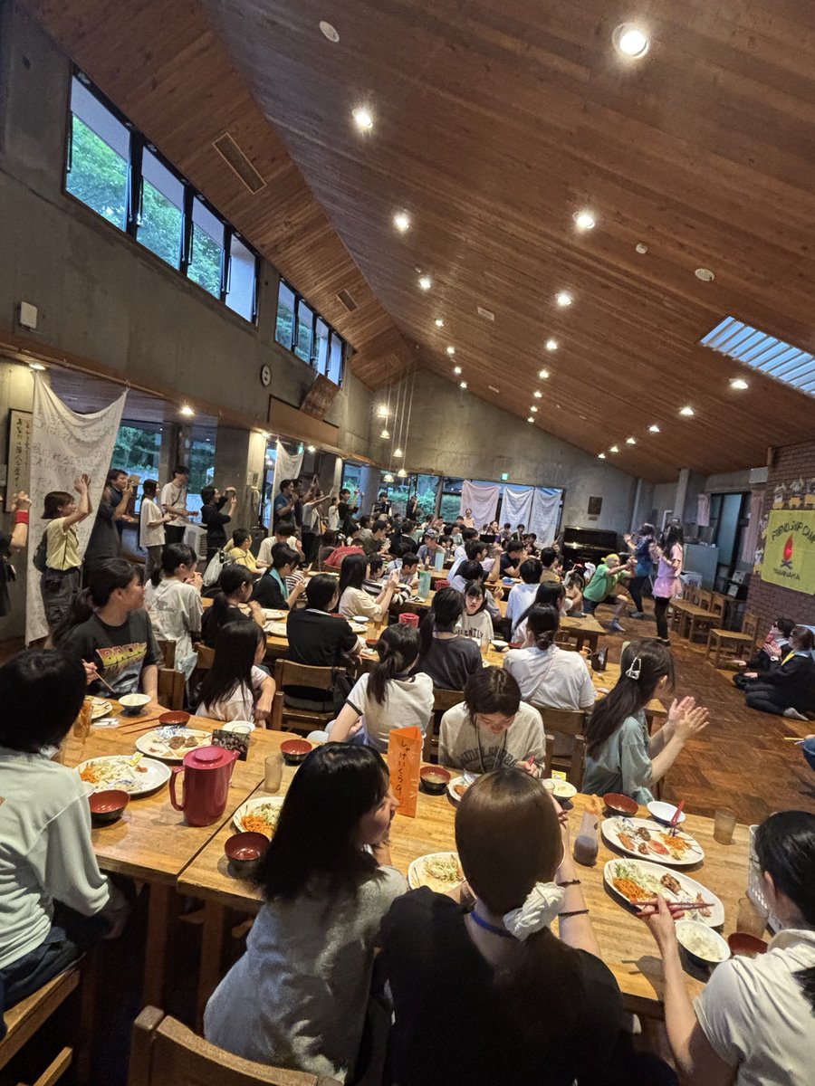 friendship_camp's tweet photo. キャンプ生活最後の夜⭐️

夕食は音楽番組形式のライブで大盛り上がり🎙️
続けてキャンドルファイヤーでは楽しいレクの後に、子供達が「キャンプで一歩踏み出したこと」を共有し温かい拍手が飛び交いました
#フレンドシップキャンプ https://t.co/0AZpGXK9tL