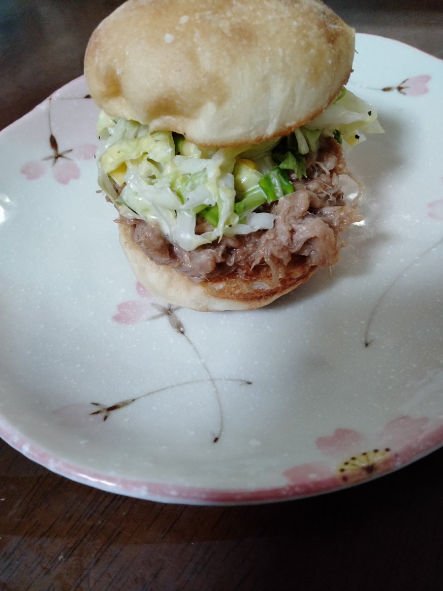 aobonbon's tweet photo. プルドポークバーガー https://t.co/UEsaeUPltP