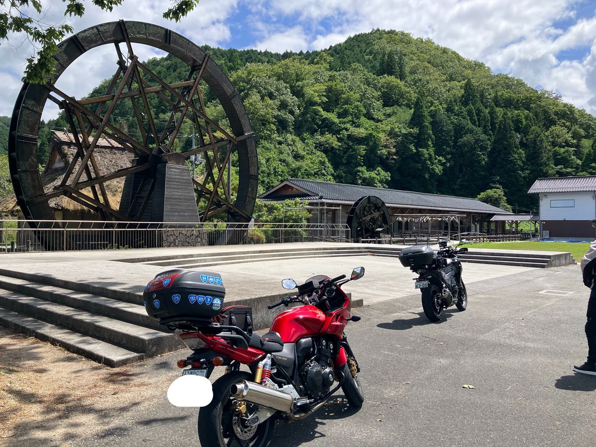 akamaru6476's tweet photo. 真夏のツーリング
お陰様で無事🐸

神龍湖、親子孫水車に寄って帰って来ました。
暑かった3日間でしたが、友人とアホな話をしながら楽しめました。
4日目は449㎞ https://t.co/ipi00AcGc8