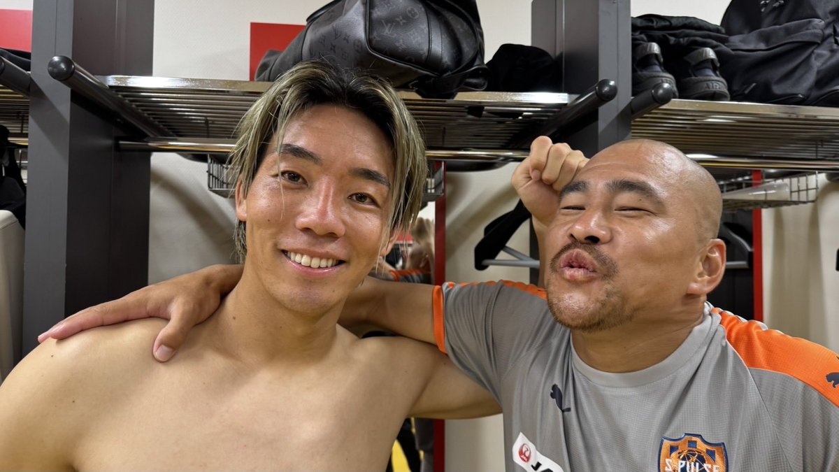 spulse_official's tweet photo. ▶ 📷𝗠𝗔𝗧𝗖𝗛𝗗𝗔𝗬
撮って出し𝙇𝙊𝘾𝙆𝙀𝙍 𝙍𝙊𝙊𝙈🔸🔶②
試合後のロッカールームを撮って出し!!!!!
#spulse #ONEFAMILY #0808vs名古屋 https://t.co/lAASzPF5lS