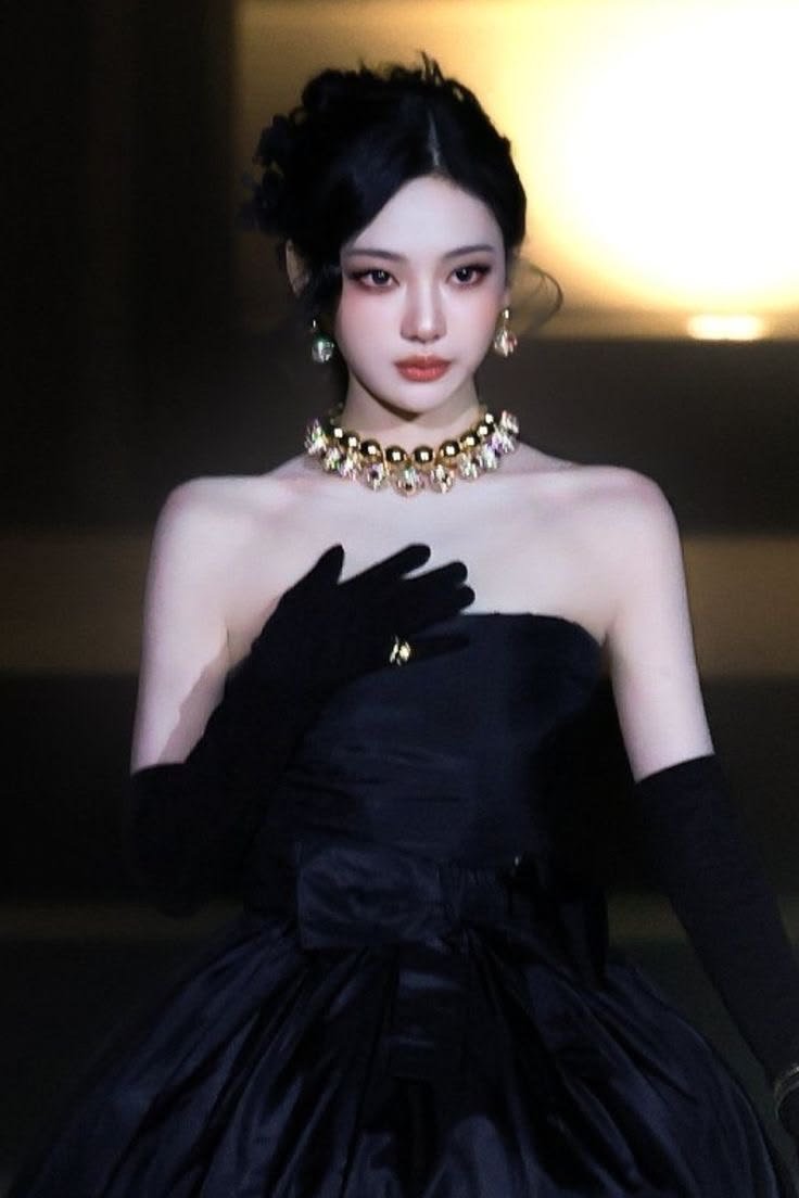 velveratelier's tweet photo. Selamat petang para designers~ Izinkan Savannah meninggalkan sepatah dua kata sebelum perpisahan kita >__< Pertama-tama Sava senang sekali karena bisa membersamai para designers, it has been a great honor for me to serve y’all over this past two weeks. :,3 https://t.co/AIUigUaEtx