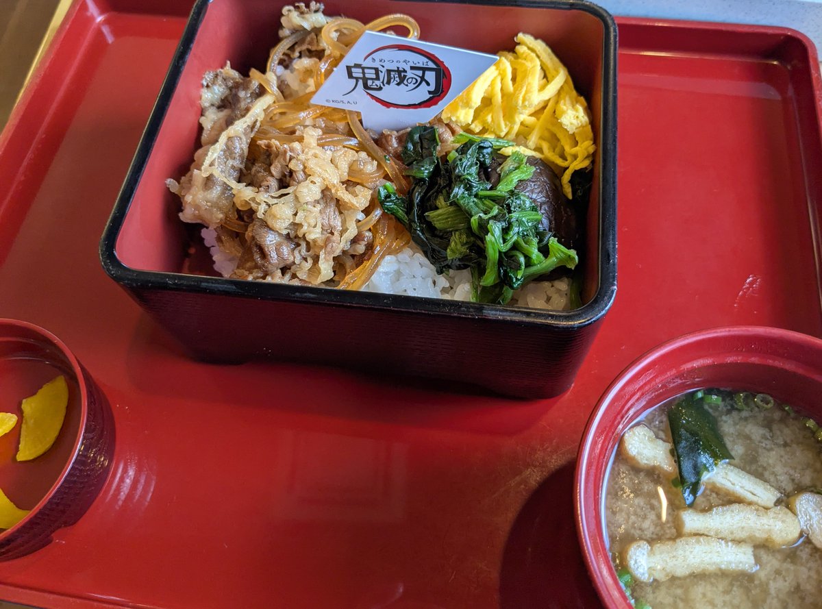 maru46901's tweet photo. ジョイフルで鬼滅のメニューを食べた（２回目）。
ハンバーグ大きいのが2個も入っていて、ライス大盛りを下の子が普通に食べていてびっくり。そんなにお腹すいてないはず。

キーホルダーは欲しいのが出たらしい。

#鬼滅の刃 https://t.co/rdadVVPm6l