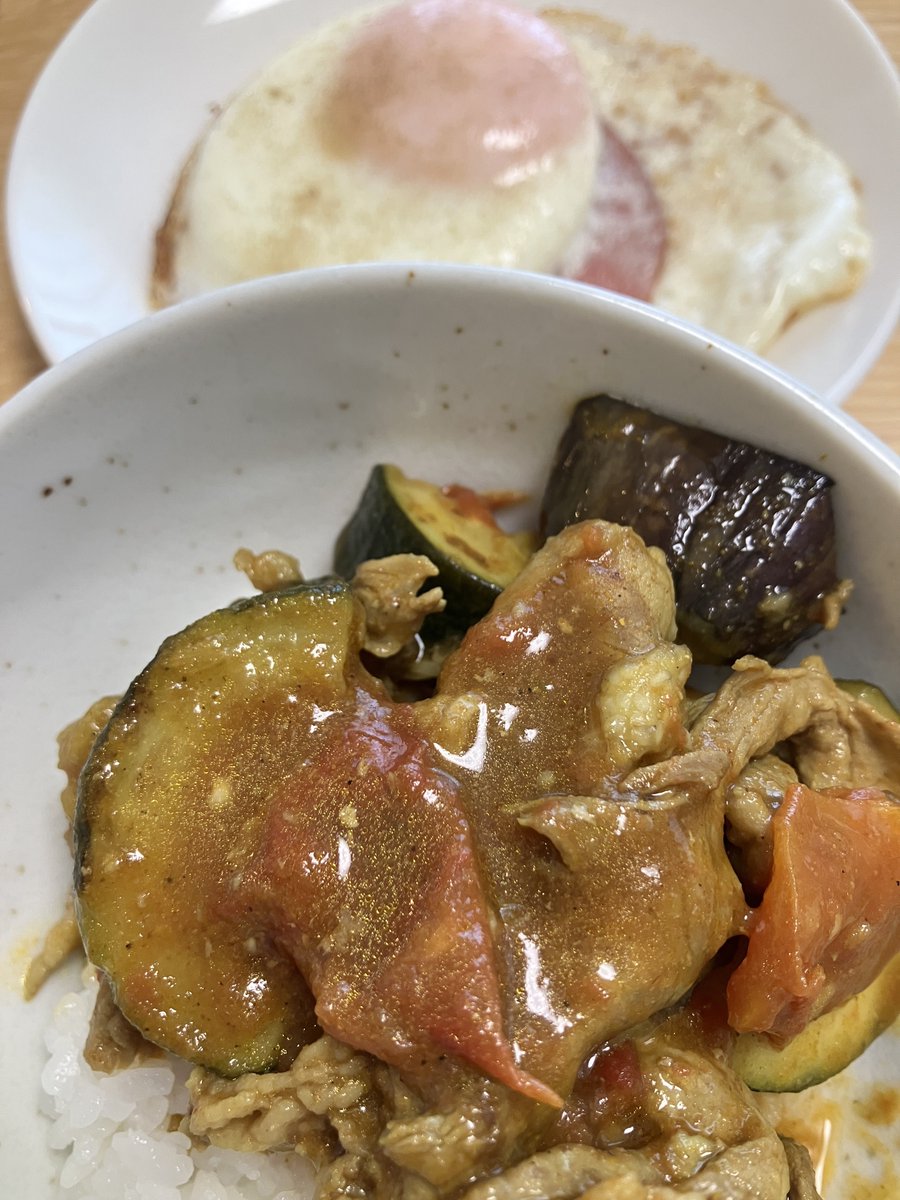 kei2vvkkpp05's tweet photo. 夏野菜カレーっていいよね
（ハムエッグとともに朝ごはん…） https://t.co/HKYwuUSg3a