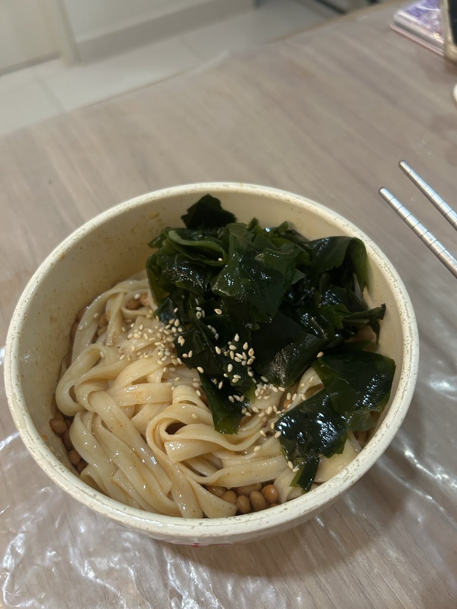 n0n0524's tweet photo. 【ダイエット飯】
納豆ワカメビビンうどん
甘辛酸っぱくて美味しい、最近狂ったようにリピしてる
うどん50gでもワカメめっちゃ入れるから食べ応えあって大満足
380kcalなりー https://t.co/iBHZ6g80SJ