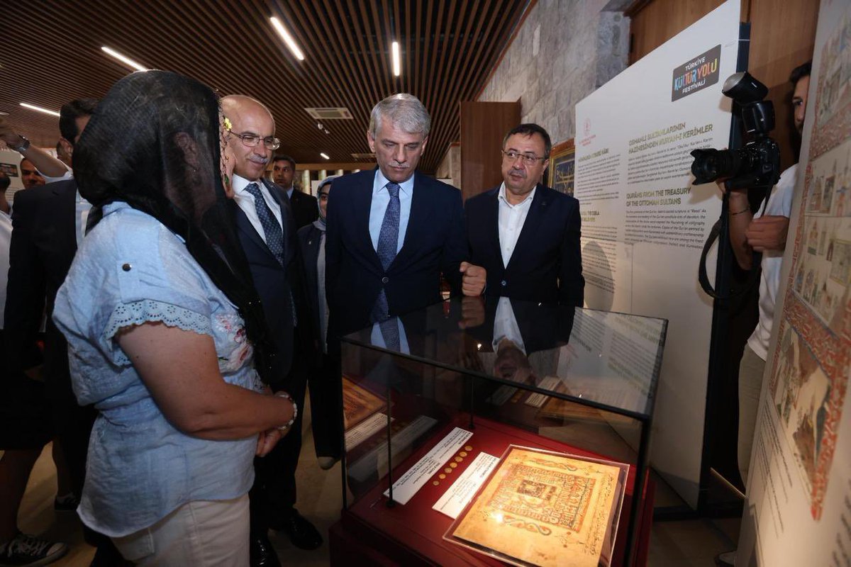 yasayanmirasktb's tweet photo. TÜRKİYE KÜLTÜR YOLU FESTİVALİ YOLCULUĞU MALATYA’DA DEVAM EDİYOR!

UNESCO Dünya Mirası Listesi’nde yer alan Arslantepe Höyüğü ile insanlık tarihinin en önemli yerleşimlerinden birine ev sahipliği yapan Malatya, bu yıl ikinci kez Türkiye Kültür Yolu Festivali’yle buluşuyor.

Festivalin bu yılki on üçüncü durağı olan ve 8-16 Ağustos tarihleri arasında kültür ve sanat etkinliklerine ev sahipliği yapacak Malatya’daki programın açılış töreni, Arslantepe Karşılama Merkezi’nde; @TCKulturTurizm Bakan Yardımcımız Sayın Nadir Alpaslan, Malatya Büyükşehir Belediye Başkanı Sayın Sami Er, Genel Müdürümüz ve Türkiye Kültür Yolu Festivali Genel Direktörü Sayın Selim Terzi, il protokolü, çok sayıda davetli ve Malatyalı hemşehrimizin katılımıyla gerçekleştirildi.

Malatya Kültür Yolu Festivali; konserlerden sergilere, tiyatro gösterilerinden atölyelere, söyleşilerden çocuk etkinliklerine kadar birçok sanat dalında ve farklı etkinlik türlerinde zengin bir programa sahne olacak.

Şehrin önemli kültürel ve turistik noktalarında gerçekleştirilecek 149 etkinlik; Malatya’nın tarihî ve kültürel mirasını sanatla buluştururken, Malatyalıları ve şehri ziyaret eden yerli ve yabancı misafirleri kültür ve sanat etrafında birleştirecek.

Önceki şehirlerde olduğu gibi gastronomi etkinlikleri kapsamında ise Malatya’nın köklü mutfak kültürü ve dünya çapında üne sahip lezzetleri, dokuz günlük festival süresince belirlenen 31 Lezzet Noktası’nda ziyaretçilerle buluşacak.

Festivalin gerçekleşmesinde emeği geçen tüm paydaşlarımıza, sanatçılarımıza, kurum ve kuruluşlarımıza teşekkür ediyor; ikinci yılında festivalimizi yine büyük bir coşkuyla sahiplenen Malatyalı hemşehrilerimizi ve Malatya’yı ziyaret eden tüm misafirlerimizi kültür ve sanatla dolu festivalimize davet ediyoruz.

Festival programına ve detaylarına https://t.co/DzNY2phTMA adresinden ve sosyal medya hesaplarından ulaşabilirsiniz.

@MehmetNuriErsoy
@NadirAlpaslan 
@BatuhanMUMCU 
@selimtrz 
@TCMalatyaV 
@MalatyaBelTr 
@samiermbb 
@turkiyeky