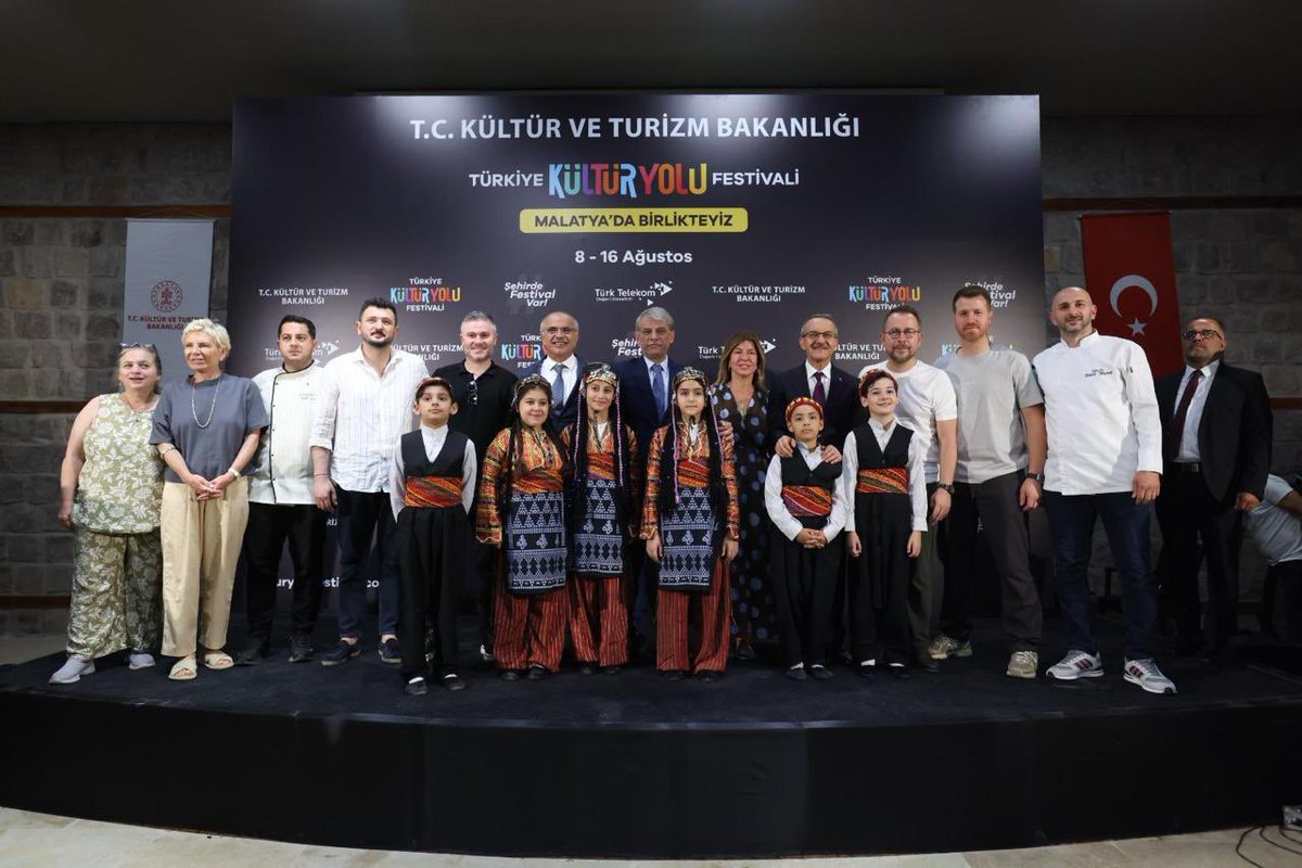 yasayanmirasktb's tweet photo. TÜRKİYE KÜLTÜR YOLU FESTİVALİ YOLCULUĞU MALATYA’DA DEVAM EDİYOR!

UNESCO Dünya Mirası Listesi’nde yer alan Arslantepe Höyüğü ile insanlık tarihinin en önemli yerleşimlerinden birine ev sahipliği yapan Malatya, bu yıl ikinci kez Türkiye Kültür Yolu Festivali’yle buluşuyor.

Festivalin bu yılki on üçüncü durağı olan ve 8-16 Ağustos tarihleri arasında kültür ve sanat etkinliklerine ev sahipliği yapacak Malatya’daki programın açılış töreni, Arslantepe Karşılama Merkezi’nde; @TCKulturTurizm Bakan Yardımcımız Sayın Nadir Alpaslan, Malatya Büyükşehir Belediye Başkanı Sayın Sami Er, Genel Müdürümüz ve Türkiye Kültür Yolu Festivali Genel Direktörü Sayın Selim Terzi, il protokolü, çok sayıda davetli ve Malatyalı hemşehrimizin katılımıyla gerçekleştirildi.

Malatya Kültür Yolu Festivali; konserlerden sergilere, tiyatro gösterilerinden atölyelere, söyleşilerden çocuk etkinliklerine kadar birçok sanat dalında ve farklı etkinlik türlerinde zengin bir programa sahne olacak.

Şehrin önemli kültürel ve turistik noktalarında gerçekleştirilecek 149 etkinlik; Malatya’nın tarihî ve kültürel mirasını sanatla buluştururken, Malatyalıları ve şehri ziyaret eden yerli ve yabancı misafirleri kültür ve sanat etrafında birleştirecek.

Önceki şehirlerde olduğu gibi gastronomi etkinlikleri kapsamında ise Malatya’nın köklü mutfak kültürü ve dünya çapında üne sahip lezzetleri, dokuz günlük festival süresince belirlenen 31 Lezzet Noktası’nda ziyaretçilerle buluşacak.

Festivalin gerçekleşmesinde emeği geçen tüm paydaşlarımıza, sanatçılarımıza, kurum ve kuruluşlarımıza teşekkür ediyor; ikinci yılında festivalimizi yine büyük bir coşkuyla sahiplenen Malatyalı hemşehrilerimizi ve Malatya’yı ziyaret eden tüm misafirlerimizi kültür ve sanatla dolu festivalimize davet ediyoruz.

Festival programına ve detaylarına https://t.co/DzNY2phTMA adresinden ve sosyal medya hesaplarından ulaşabilirsiniz.

@MehmetNuriErsoy
@NadirAlpaslan 
@BatuhanMUMCU 
@selimtrz 
@TCMalatyaV 
@MalatyaBelTr 
@samiermbb 
@turkiyeky