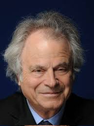 alainpaulweber's tweet photo. Ne laissons pas perdurer les manigances de l’@Arcom_fr !

Oui, les propos de Céline Pina sont parfaitement justifiés.
Franz-Olivier @fogiesbert est un journaliste et écrivain de très grande expérience, ancien directeur de rédactions majeures, connu pour sa rigueur et son indépendance d’esprit. 

Ce qu’il a dit sur le plateau de @CNEWS, qu’il n’aimerait pas être juif à Roubaix, et qu’un exode de la communauté juive locale était prévisible, n’est pas une opinion polémique gratuite. C’est un fait.

La synagogue de Roubaix a fermé au début des années 1990. La communauté juive, autrefois présente, s’est massivement réduite. 

Il ne reste plus qu’une poignée de familles. Les causes sont connues de ceux qui observent le terrain sans œillères : montée de l’islamisme, pression sociale, antisémitisme ordinaire et sentiment d’insécurité. 

Giesbert n’a fait que constater une réalité déjà accomplie, au moment où le nouveau maire de Roubaix plaçait la Palestine au centre de ses premières déclarations. 

Exiger une "contradiction" face à un fait établi, c’est imposer le déni comme norme.

L’argument du "contradictoire" brandi par l’ARCOM est ici purement formaliste et intellectuellement malhonnête. 

Comme le dit @celine_pina avec une clarté salutaire :
Souhaiter la mort de quelqu’un ou propager une fausse information sur une famine à Gaza sans démenti sérieux passe sans réaction forte. Enoncer un fait documenté, lui, déclenche le rappel à l’ordre au motif qu’il n’y a pas eu de contradiction.

Cette logique mène exactement aux absurdités qu’elle dénonce : faudrait-il, pour parler de la Shoah, laisser systématiquement la place à un discours négationniste ou pro-nazi ? Pour évoquer les violences faites aux femmes, inviter un violeur multirécidiviste afin de "nuancer" ? Après un attentat islamiste, offrir une tribune à ceux qui relativisent ou légitiment le massacre ?

Non. Le contradictoire n’est pas une obligation de donner la parole à l’absurde ou au mensonge. Il ne dispense pas de la vérité des faits. 

Quand l’ARCOM sanctionne ou rappelle à l’ordre pour un constat exact, tout en restant beaucoup plus accommodante face à d’autres dérives, elle cesse d’être un régulateur et devient un instrument de police de la pensée sélective.

Cette décision à l’encontre de Giesbert et de CNews est scandaleuse et révélatrice. 

Elle illustre une malhonnêteté intellectuelle qui consiste à traiter le réel comme une opinion parmi d’autres, et à réserver le droit de dire les faits aux seuls discours "acceptables".

Giesbert, professionnel chevronné et intellectuellement intègre, n’a débordé d’aucun cadre : il a dit ce qui est. Le punir pour cela n’est pas de la régulation. C’est de la censure, exercée au nom d’un contradictoire vidé de tout rapport à la vérité.

L’ARCOM et son président, en multipliant ce type de positions, contribuent à faire avancer une forme d’ignominie qui se drape dans des prétextes procéduriers. 

Et oui, cela participe de ce qui affaiblit une société : quand le réel devient optionnel, et que seuls certains faits ont le droit d’être énoncés, on ne débat plus. On obéit.