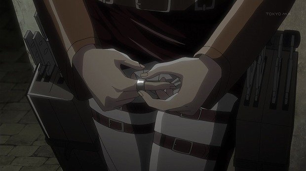 Zbrrrr71's tweet photo. Annie qui pense à mettre sa bague juste avant la scène de la révélation, ce qui lui a permis de s'extirper d'une situation compliquée

Merci SNK https://t.co/SMoJboKBzs