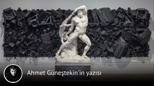 t24comtr's tweet photo. ✍️ Ahmet Güneştekin yazdı:

📌 Belki bir gün yapay zekâ bizden daha hızlı düşünecek. Bizden daha kusursuz hesaplayacak. Bizden daha iyi üretecek. Ama insanlığın hafızasına kazınan büyük eserlerin önüne geçemeyecek

📌 Çünkü sanatı ölümsüz yapan şey kusursuzluk değildir. Onu meydana getiren insanın hikâyesidir. Ve inanıyorum ki geleceğin en büyük lüksü, yapay zekâ tarafından üretilmiş kusursuz eserler değil; bir insanın ruhundan doğmuş kusurlu ama hakiki eserler olacaktır
https://t.co/8MfiA43RY4

@AhmetGunestekin