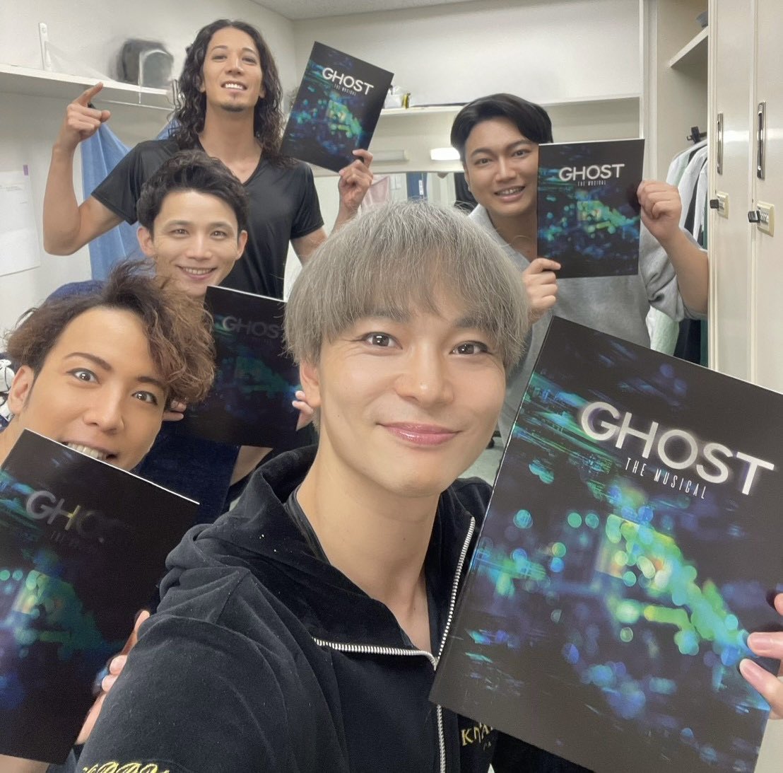 Keisuke_C5's tweet photo. GHOST
(まどかモリー/ひろきカール)
初日が明けました✨
ご来場ありがとうございました👻✨

楽しんで頂けたかな…？
明日もやっちゃります👻🔥

楽屋のみんなと✌️
#GOHST 
#ゴースト https://t.co/sHTna40Pz0