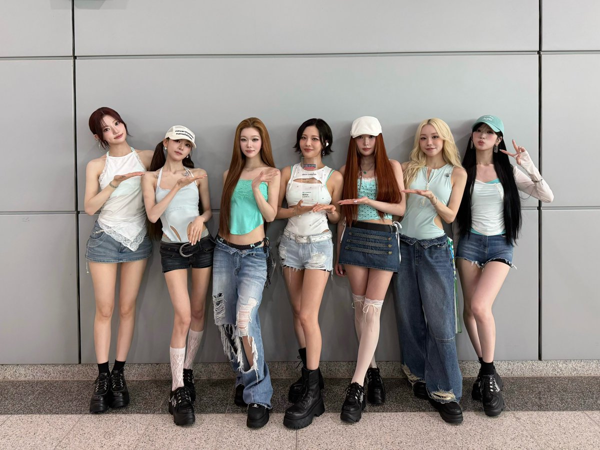 TEAM_BELLLIEVE's tweet photo. Billlie has officially received the trophy for the Best Chemistry award at the Show Champion First Half of 2026 Awards.🥳👏🏻 https://t.co/lUiP3veAjX
